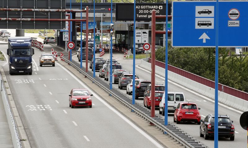 &copy; Reuters. Le auto che viaggiano dalla Germania alla Svizzera davanti a un posto di blocco dopo la riapertura delle frontiere, a Rheinfelden, in Germania, 15 giugno 2020. REUTERS/Arnd Wiegmann
