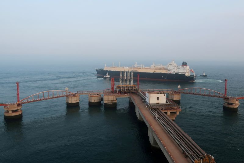 &copy; Reuters. FOTO DE ARCHIVO: Un buque de transporte de gas natural licuado sale de puerto tras descargar en Dalian, provincia de Liaoning, China, el 16 de julio de 2018. REUTERS/Chen Aizhu