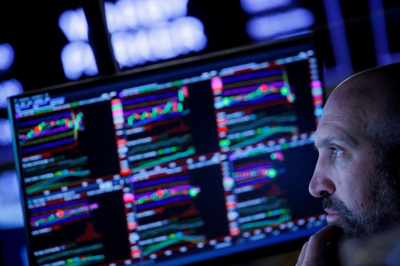 &copy; Reuters. FILE PHOTO: Traders work on the floor of the New York Stock Exchange (NYSE) in New York City, U.S., September 29, 2021. REUTERS/Brendan McDermid