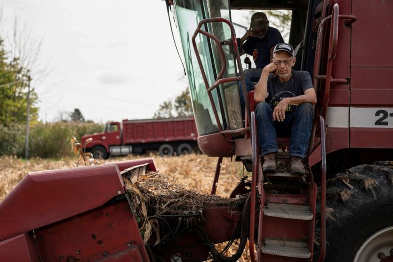 &copy; Reuters.  １０月１２日、    米イリノイ州の農家、デール・ハッデンさんは困り果てていた。写真は収穫用コンバインの修理を待つオハイオ州ラベンナのデール・ネシングさん。１１日撮影（２０２