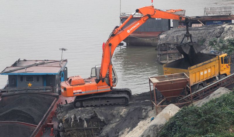 &copy; Reuters. FILE PHOTO: An excavator transfers coal from a ship onto a truck at a coal port in Hanoi February 23, 2012. REUTERS/Kham 