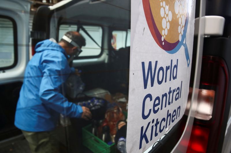 &copy; Reuters. Pablo Pais, voluntario de la ONG World Central Kitchen, carga alimentos y bebidas en un furgón de reparto para entregarlo a trabajadores de emeregencia sen el área controlada de Los Llanos de Aridane, en la isla de La Palma, Islas Canarias, España, el 
