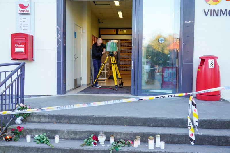 &copy; Reuters. A police officer investigates at the Extra grocery store, where a man killed five people in the city on Wednesday night, in Kongsberg, Norway October 15, 2021. Terje Bendiksby/NTB/via REUTERS 