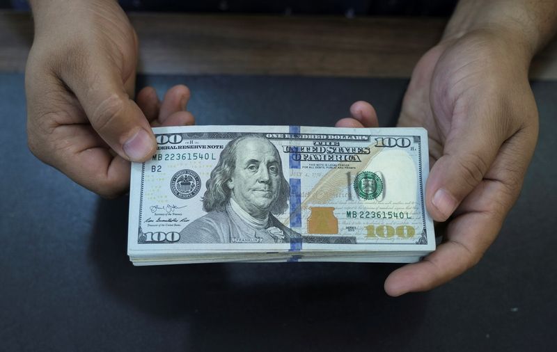 &copy; Reuters. Una mazzetta di banconote da 100 dollari statunitensi. REUTERS/Esam Omran Al-Fetori