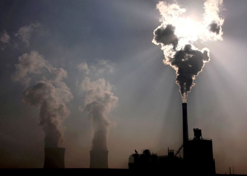 &copy; Reuters. FILE PHOTO: A coal-burning power plant can be seen in the city of Baotou, in China's Inner Mongolia Autonomous Region, October 31, 2010.  REUTERS/David Gray