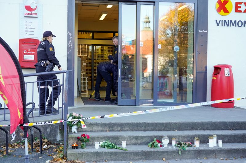 &copy; Reuters. Police officers investigate at the Extra grocery store, where a man killed five people in the city on Wednesday night, in Kongsberg, Norway October 15, 2021. Terje Bendiksby/NTB/via REUTERS 