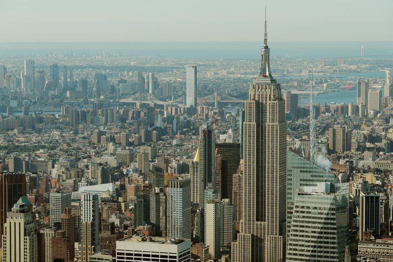 &copy; Reuters. FILE PHOTO: The Empire State Building rises above Manhattan in front of the Brooklyn and Manhattan bridges as seen from an apartment in the Central Park Tower building as the building celebrates its topping out in New York, U.S. September 17, 2019. REUTER