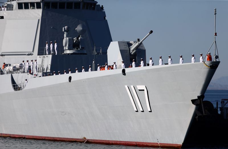 &copy; Reuters. أفراد من البحرية الصينية على متن سفينة حربية أثناء مناورات سابقة مع روسيا وإيران في صورة من أرشيف رويترز. تستخدم الصورة للأغراض التحريرية ف