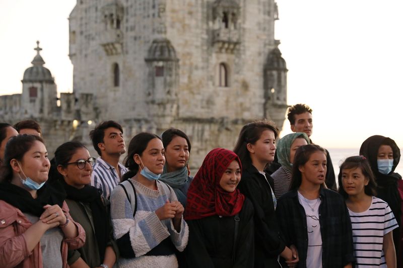 &copy; Reuters. Integrantes de selección nacional femenina de fútbol de Afganistán cerca de la Torre de Belém, Lisboa, Portugal, 29 septiembre 2021.
REUTERS/Rodrigo Antunes 