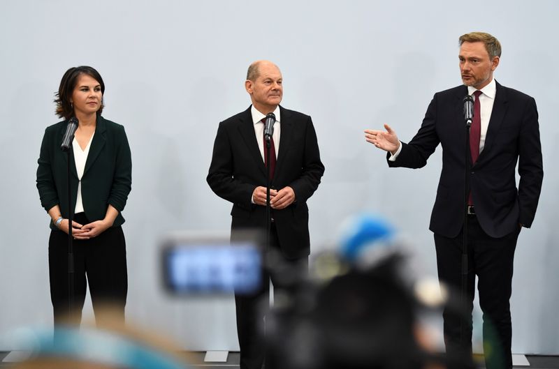 &copy; Reuters. Colíder do Partido Verde da Alemanha, Annalena Baerbock, e líderes do Partido Social-Democrata, Olaf Scholz, e do Partido Liberal Democrático, Christian Lindner, fazem pronunciamento em Berlim
15/10/2021 REUTERS/Annegret Hilse