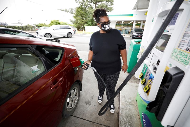 &copy; Reuters. Motorista em posto de combustíveis em Durham, Carolina do Norte, EUA
12/05/2021. REUTERS/Jonathan Drake