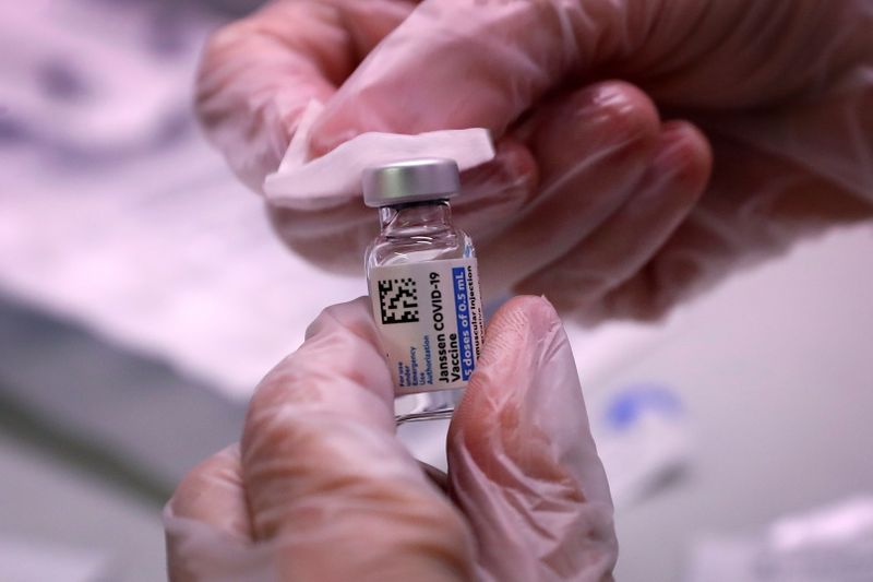 &copy; Reuters. FILE PHOTO: A healthcare clinician prepares a dose of the Johnson & Johnson vaccine for the coronavirus disease (COVID-19) for a commuter during the opening of MTA's public vaccination program at the 179th Street subway station in the Queens borough of Ne