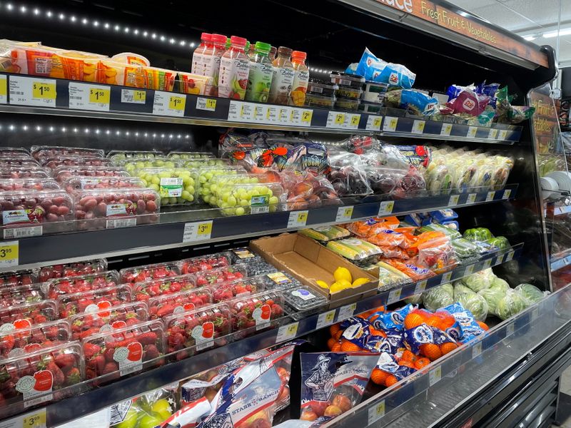 &copy; Reuters. Foto de archivo ilustrativa de una góndola con frutas y verduras en su supermercado en Norridge, Chicago
Ago 24, 2021.  REUTERS/Richa Naidu