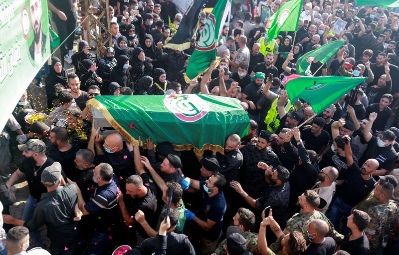 &copy; Reuters. أنصار لحركة أمل الشيعية خلال تشييع جنازة أحد ضحايا اشتباكات بيروت في جنوب لبنان يوم الجمعة. تصوير: عزيز طاهر - رويترز. 