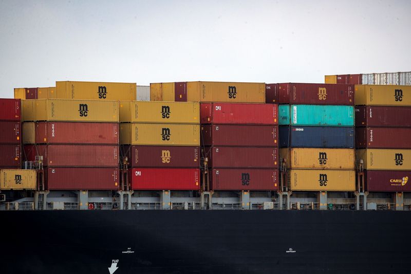 © Reuters. حاويات على سفينة شحن في ميناء نيويورك في 13 أكتوبر تشرين الأول 2021. تصوير برندن مكديرميد - رويترز.