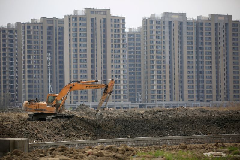 © Reuters. An excavator is seen at a construction site of new residential buildings in Shanghai, China, in this March 21, 2016 file photo. REUTERS/Aly Song/Files