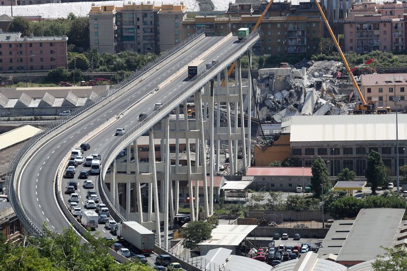 © Reuters. Il crollo del Ponte Morandi a Genova.  REUTERS/Stefano Rellandini