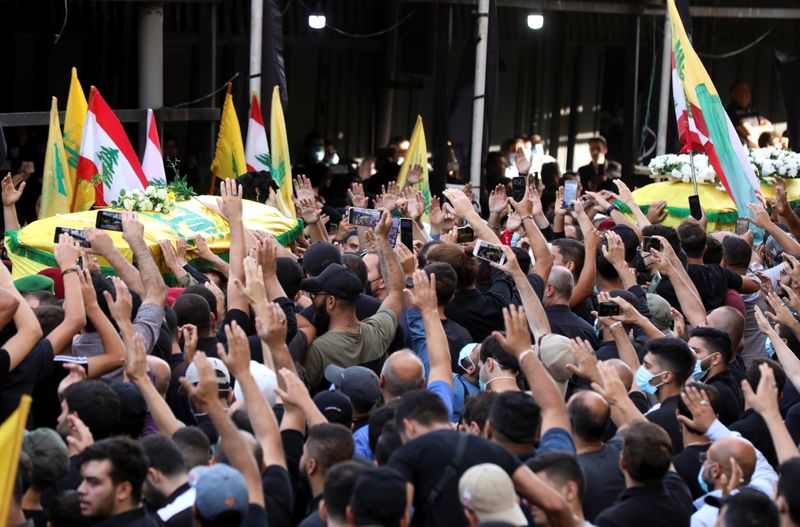 © Reuters. أعلام حزب الله ولبنان خلال جنازة أحد أنصار حزب الله، قتل في اشتباك ببيروت، في لبنان يوم الجمعة. تصوير: محمد عزاقير - رويترز.