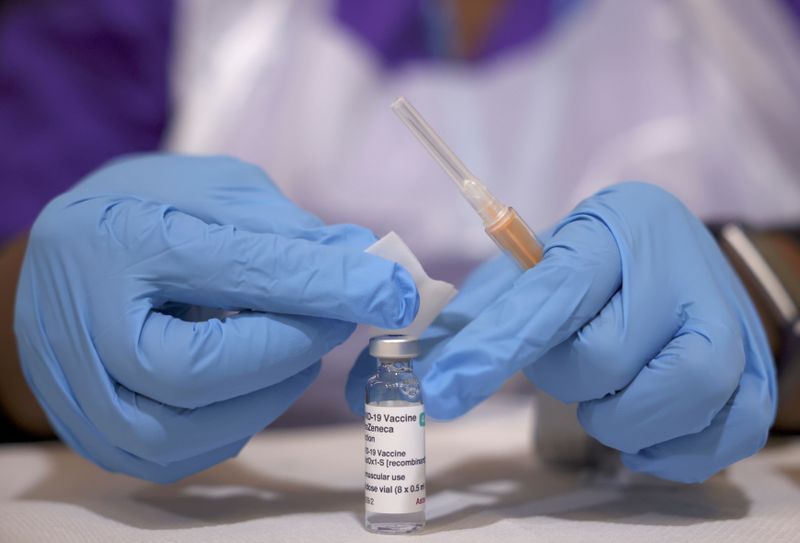 &copy; Reuters. FILE PHOTO: A medical worker prepares an injection with a dose of Astra Zeneca coronavirus vaccine, at a vaccination centre in Baitul Futuh Mosque, amid the outbreak of coronavirus disease (COVID-19), in London, Britain, March 28, 2021. REUTERS/Henry Nich