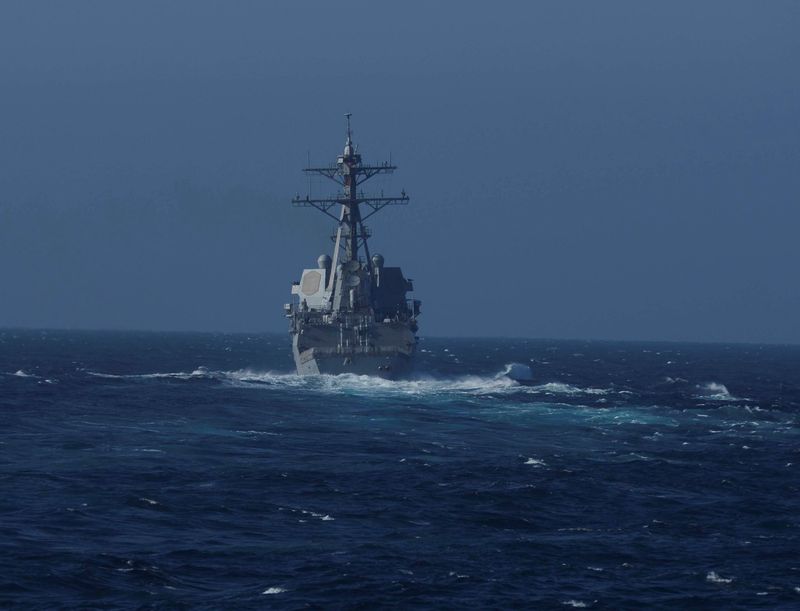 &copy; Reuters. Il cacciatorpediniere  USS Chafee (DDG 90) durante un'esercitazione nell'Oceano Pacifico. 31 marzo 2017. Deanna C. Gonzales/U.S. Navy/Handout via REUTERS
