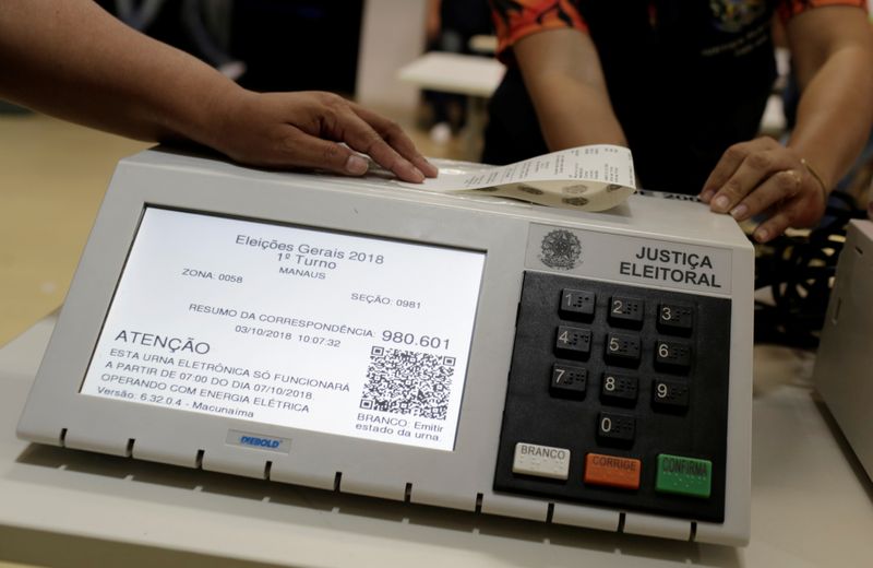 &copy; Reuters. Brazilian electoral workers seal electronic ballot boxes in Manaus, Brazil October 3, 2018. REUTERS/Bruno Kelly