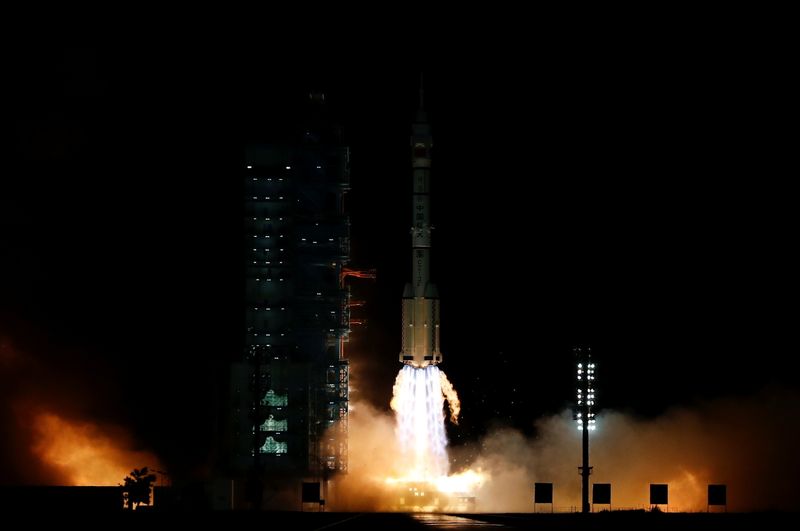&copy; Reuters. The Long March-2F Y13 rocket, carrying the Shenzhou-13 spacecraft and three astronauts in China's second crewed mission to build its own space station, launches at Jiuquan Satellite Launch Center near Jiuquan, Gansu province, China October 16, 2021. REUTE
