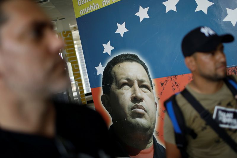 &copy; Reuters. Un mural que representa al fallecido presidente de Venezuela Hugo Chávez en el aeropuerto Juan Vicente Gómez en San Antonio, Venezuela, 22 de febrero de 2019. REUTERS/Marco Bello