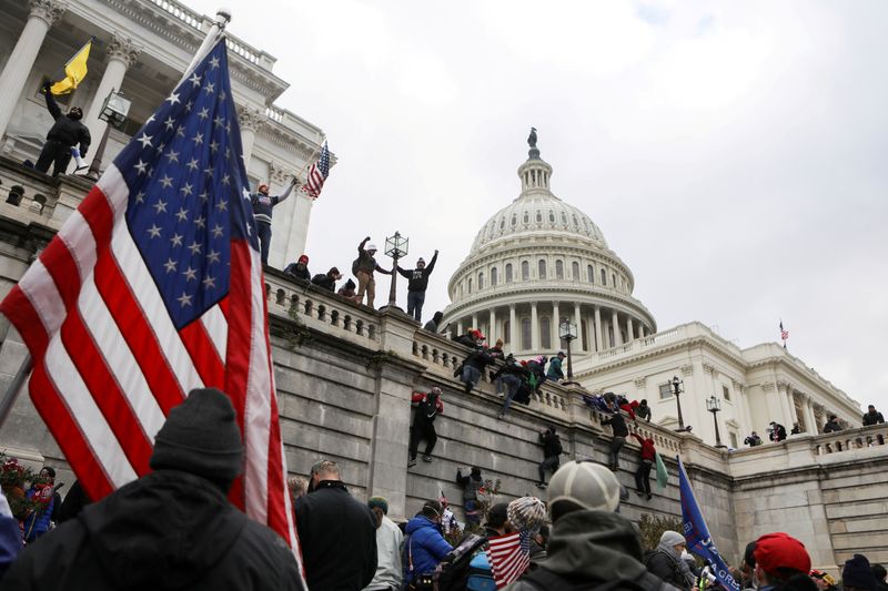 U.S. Capitol Police officer charged with telling rioter to destroy evidence