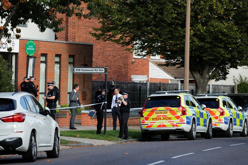 &copy; Reuters. Polícia no local onde o parlamentar britânico David Amess foi morto a facadas em Leigh-On-Sea, na Inglaterra
15/10/2021 REUTERS/Andrew Couldridge