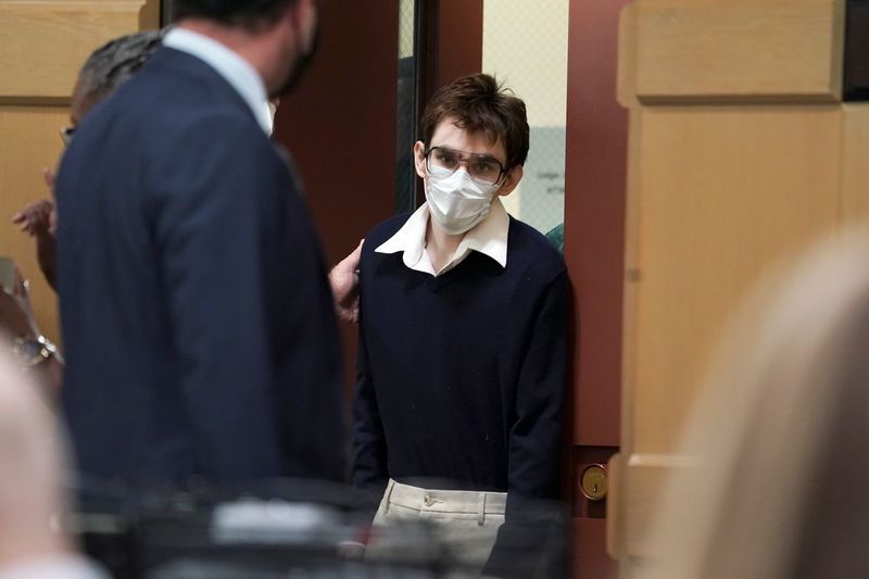 © Reuters. Parkland school shooter Nikolas Cruz enters the courtroom at the Broward County Courthouse in Fort Lauderdale, Florida, U.S. October 15, 2021. Amy Beth Bennett/Pool via REUTERS