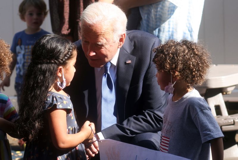 © Reuters. U.S. President Joe Biden is welcomed by children at the Capitol Child Development Center in Hartford, Connecticut, U.S., October 15, 2021. REUTERS/Leah Millis