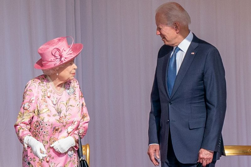 &copy; Reuters. FILE PHOTO: U.S.President Joe Biden stands next to Britain's Queen Elizabeth as they meet at Windsor Castle, in Windsor, Britain, June 13, 2021. Arthur Edwards/Pool via REUTERS