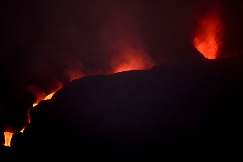 &copy; Reuters. حمم تتصاعد من بركان كومبر فيجا المستمر في ثورانه في جزيرة لا بالما الإسبانية في 14 أكتوبر تشرين الأول 2021. تصوير: سيرجيو بيريز - رويترز.