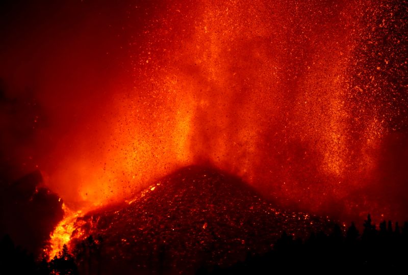 &copy; Reuters. Vulcão expele lava em El Paso, nas Ilhas Canárias, na Espanha
19/09/2021 REUTERS/Borja Suarez