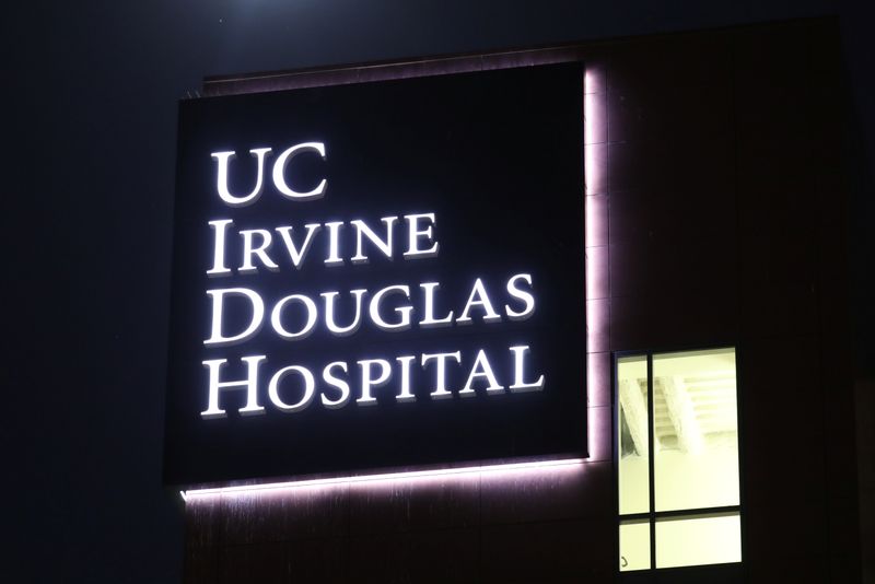 © Reuters. A view shows the sign of the University of California Irvine Douglas Hospital, after it was announced that former U.S. President Bill Clinton has been admitted to the UCI Medical Center, in Orange, California, U.S. October 14, 2021.  REUTERS/David Swanson