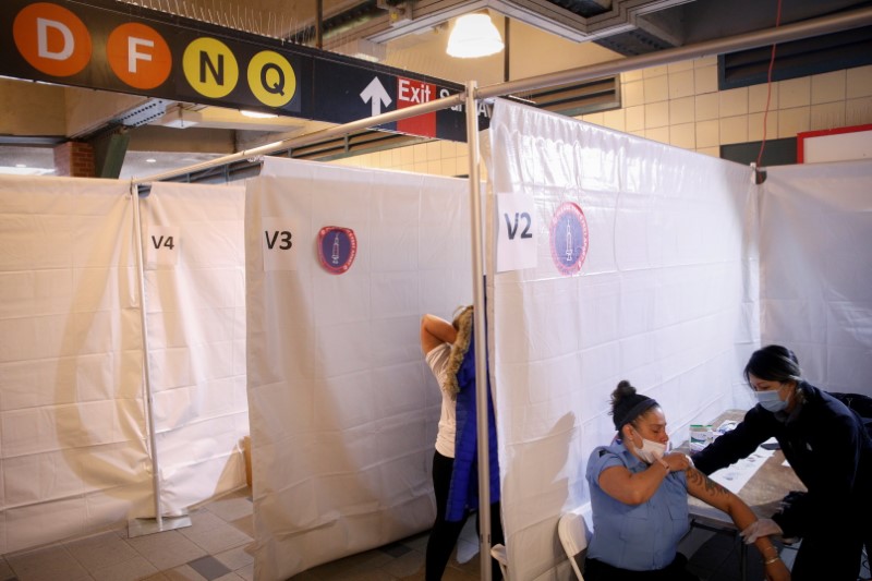 © Reuters. راكبة تتلقى جرعة من لقاح مضاد لفيروس كورونا في محطة مترو أنفاق في بروكلين بمدينة نيويورك يوم 12 مايو ايار 2021. تصوير: رويترز.