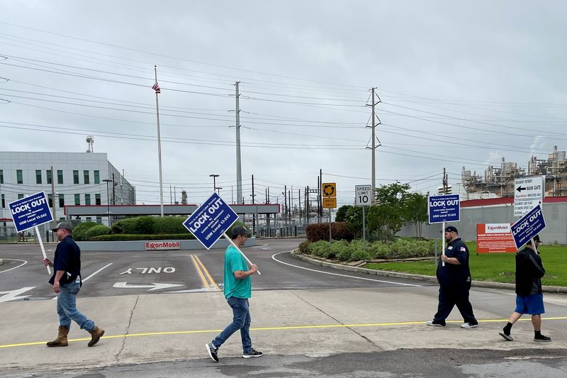&copy; Reuters. FILE PHOTO: United Steelworkers (USW) union members picket outside Exxon Mobil's oil refinery amid a contract dispute in Beaumont, Texas, U.S., May 1, 2021. Exxon locked out the plant's about 650 union-represented employees citing fears of a strike. REUTE