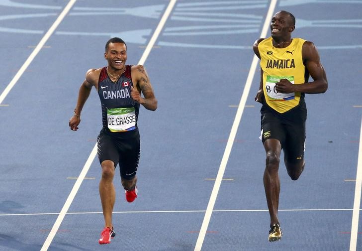 &copy; Reuters. 　「世界最速の男」と呼ばれる陸上男子１００メートル世界記録保持者のウサイン・ボルト氏（右）が、男子スプリント界に最も影響を与えるであろう選手に、東京五輪で３つのメダルを獲