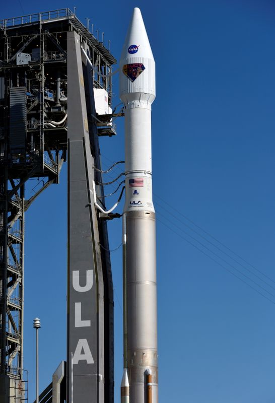 &copy; Reuters. المسبار الفضائي (لوسي)، الموجود داخل كبسولة شحن موضوع فوق الصاروخ (أطلس 5) على منصة الإطلاق في قاعدة كيب كنافيرال الجوية في فلوريدا يوم الجمع