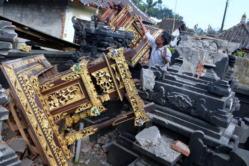 &copy; Reuters. Un séisme d'une magnitude de 4,8 a frappé samedi matin l'île indonésienne de Bali, faisant au moins trois morts, a annoncé l'agence indonésienne de recherche et de sauvetage. /Photo prise le 16 octobrre 2021/REUTERS/Antara Foto/Fikri Yusuf