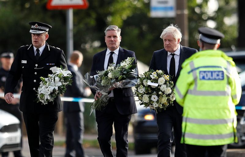 © Reuters. Chief Constable of Essex Police B. J. Harrington, Britain's Labour Party leader Keir Starmer and Prime Minister Boris Johnson hold flowers as they arrive at the scene where British MP David Amess was stabbed to death during a meeting with constituents at the Belfairs Methodist Church, in Leigh-on-Sea, Britain, October 16, 2021. REUTERS/Peter Nicholls