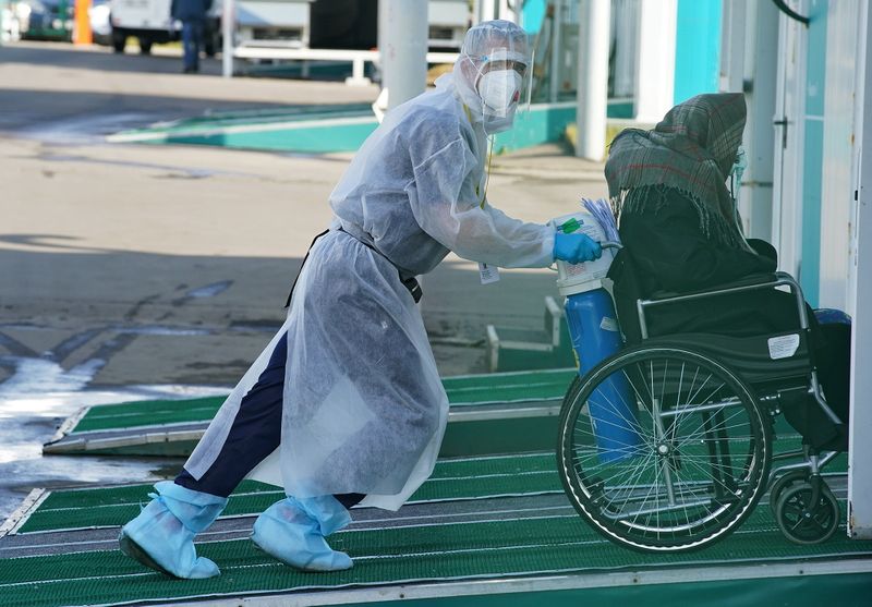 &copy; Reuters. La Russie a annoncé samedi un nombre record de 1.002 décès supplémentaires dus au COVID-19, le pays enregistrant pour la première fois plus de 1.000 morts en une journée depuis le début de la pandémie. /Photo prise le 13 octobre 2021/REUTERS/Tatya