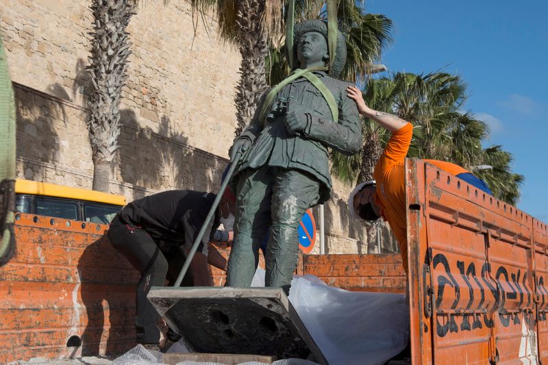 &copy; Reuters. FILE PHOTO: Local workers load a statue of former Spanish dictator Francisco Franco, the last one remaining in Spain, into a truck after removing it from its location in Melilla, Spain, February 23, 2021.REUTERS/Jesus Blasco de Avellaneda