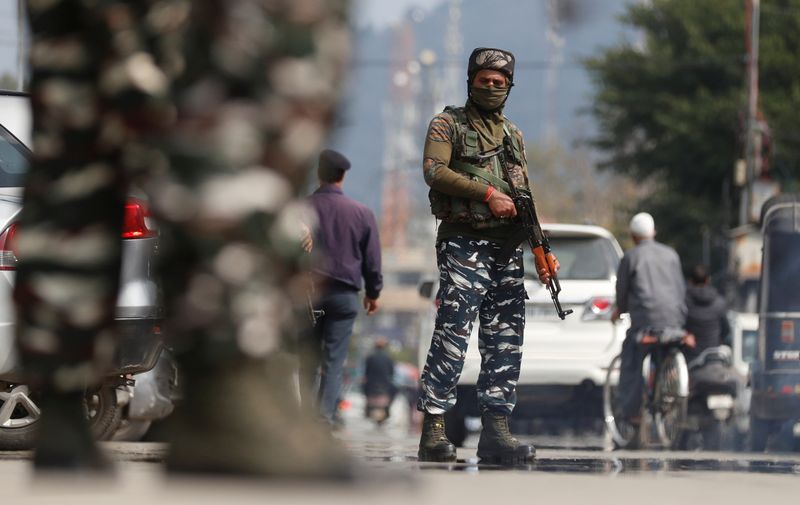 &copy; Reuters. أحد أفراد قوة شرطة الاحتياطي المركزية في الهند يقف في مهمة تأمين في شارع في سريناجار في الجزء الذي تديره الهند من إقليم كشمير يوم 12 أكتوبر تش