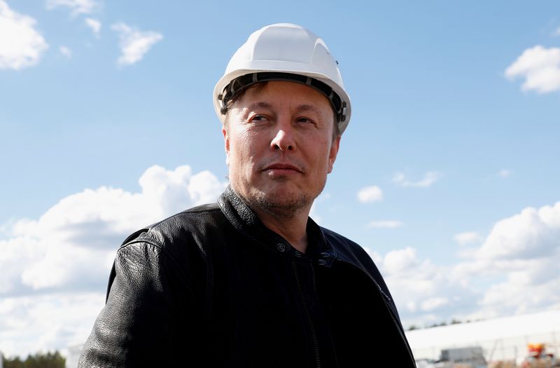 &copy; Reuters. FILE PHOTO: SpaceX founder and Tesla CEO Elon Musk visits the construction site of Tesla's gigafactory in Gruenheide, near Berlin, Germany, May 17, 2021. REUTERS/Michele Tantussi/File Photo