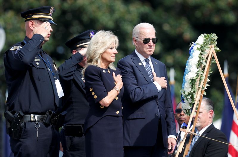 &copy; Reuters. El presidente de Estados Unidos, Joe Biden, y la primera dama, Jill Biden, asisten a la edición 40 del Servicio de Conmemoración de los Agentes de la Paz Nacional en el Capitolio, en Washington, Estados Unidos. 16 de octubre, 2021. REUTERS/Tom Brenner