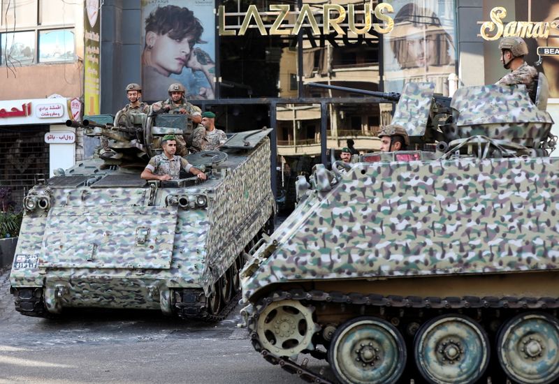 &copy; Reuters. جنود من الجيش اللبناني على مدرعتين في دورية بعد يوم من إطلاق النار على حشود تتظاهر في بيروت يوم 15 أكتوبر تشرين الأول 2021. تصوير: محمد عزاقير - ر