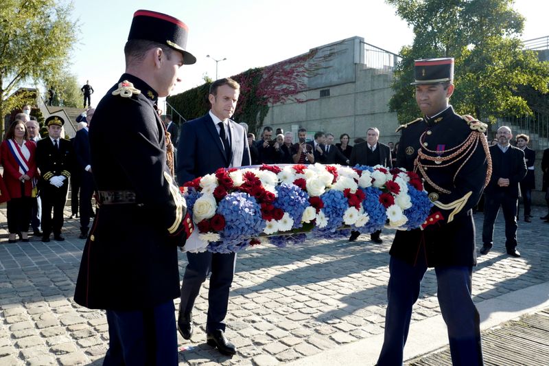 &copy; Reuters. El presidente de Francia, Emmanuel Macron, coloca una corona de flores cerca del Puente de Bezons durante una ceremonia para conmemorar el aniversario 60 de la masacre del 17 de octubre de 1961, una represión sangrienta de la policía francesa contra una