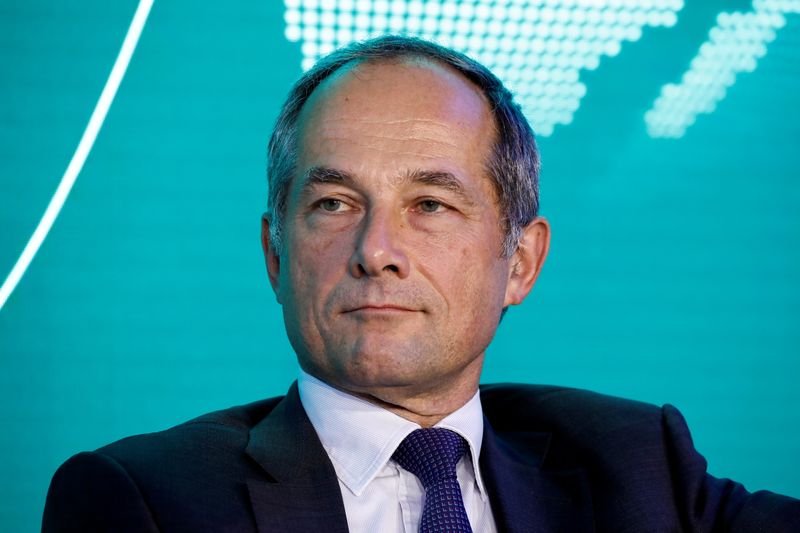 SocGen CEO expects earnings growth in 2022 to be more moderate