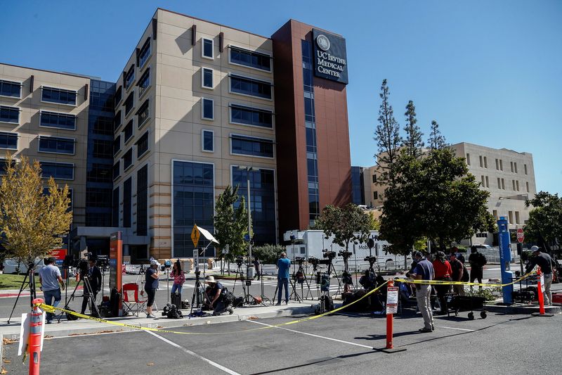 &copy; Reuters. FILE PHOTO: Members of media wait outside University of California Irvine Medical Center after it was announced that former U.S. President Bill Clinton was admitted to the hospital in Orange, California, U.S. October 15, 2021. REUTERS/Ringo Chiu